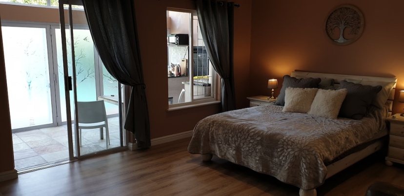 Small Cottage With Sep. Bedroom, En-suite Bathroom, Eating Room With Kitchenet — забронировать отель в Кейптауне