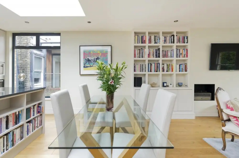 Beautiful Spacious Open-planned 3 Bedroom Apartment in Earls Court — комфортный отель в Лондоне