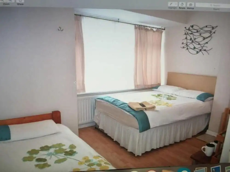 Room-tiny Single Shared Bathroom Room ss — отель с удобствами в Лондоне