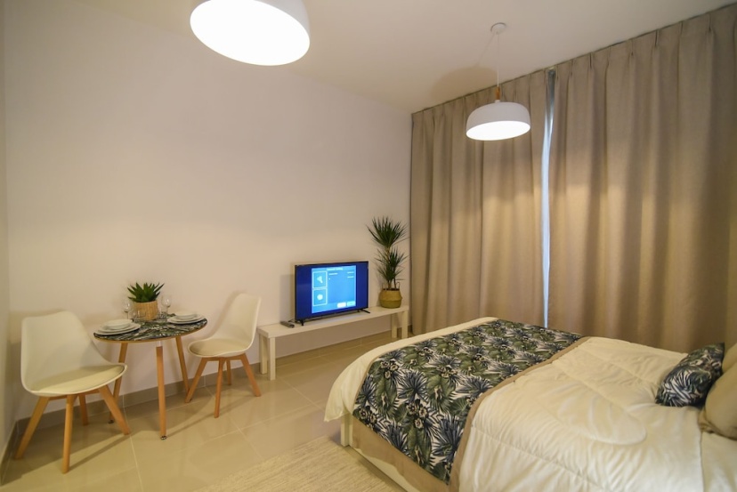GreenFuture - Contemporary Studio Amidst Top Places in JVC — комфортный отель в Дубае