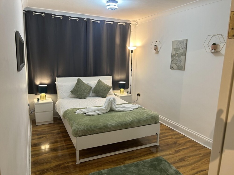 Private Family Flat Near Paddington and Royal Oak — забронировать отель в Лондоне