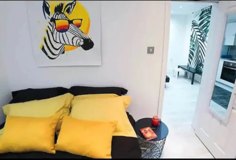Stunning Croydon Apartment — отель с удобным расположением в Лондоне