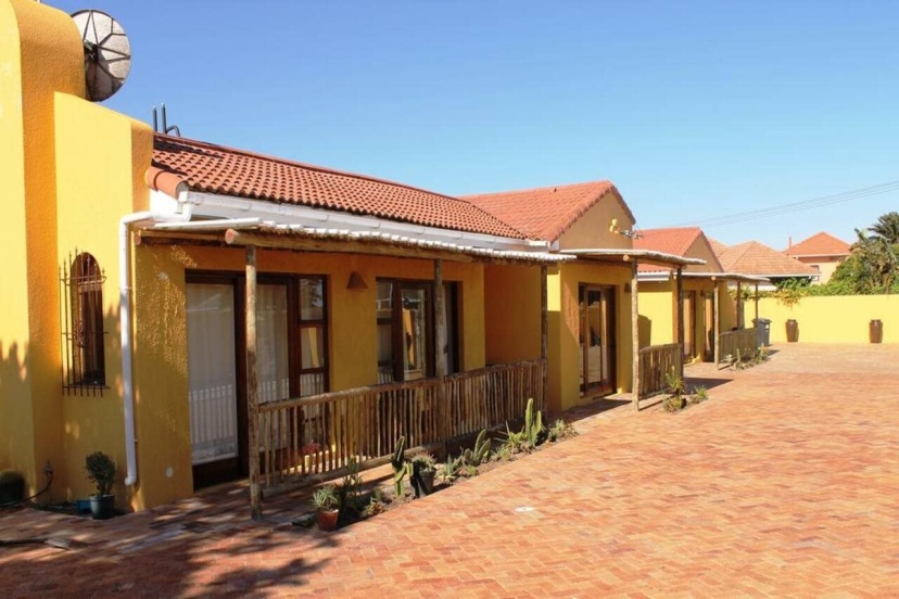 Цены на Flintstones Guest House Cape Town в Кейптауне