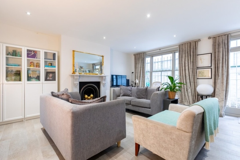 Elegant 2BD Flat 5 Mins to Kensington Gardens! — отель с удобным расположением в Лондоне