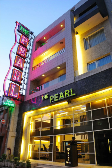 Hotel The Pearl - Newly Renovated in City Centre — отель в удобной локации в Дели