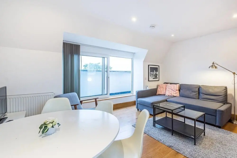 Greyhound 3 · Spacious 2 Bed Apartment Close To Barons Court St — отель с удобствами в Лондоне