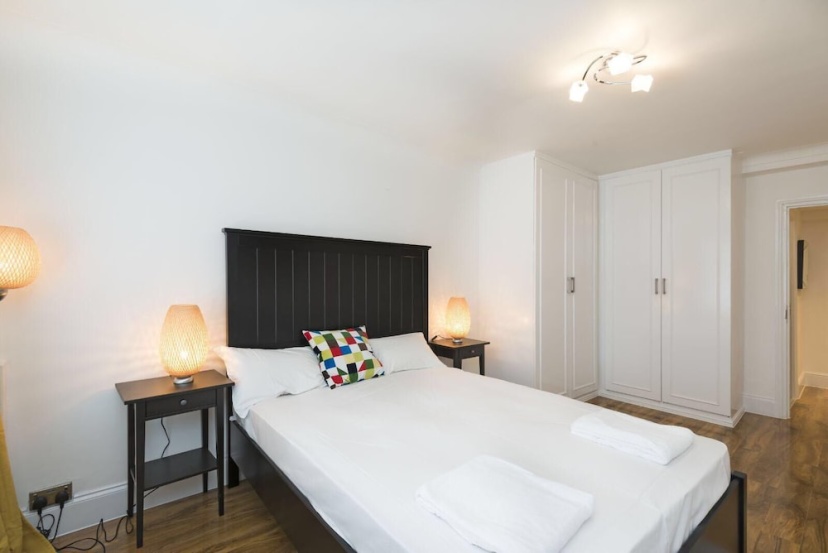 Beautiful 1 Bedroom Apartment Near Hyde Park & Oxford St — комфортный отель в Лондоне