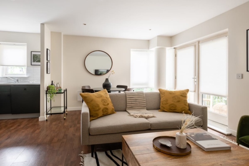 The Bow Mews - Modern & Bright 2BDR Apartment with Patio — отзывы гостей и цены