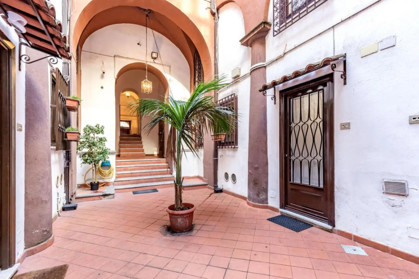Lovely Apartment Ground Floor Colosseo Wi-Fi AC — отель с удобным расположением в Риме