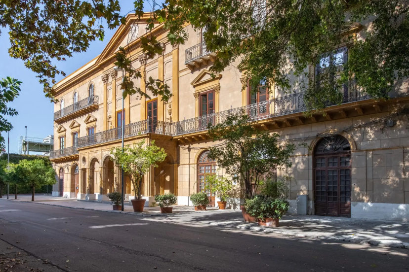 Palazzo De Gregorio Apartments - Iris - CAV/CM — отель с удобным расположением в Палермо