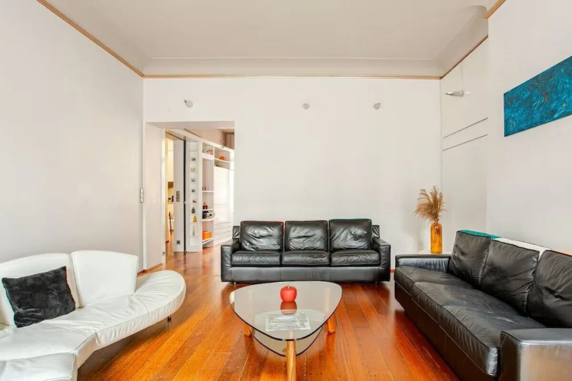 Le Marais & Place de la Republique 3BR — отель с удобным расположением в Париже