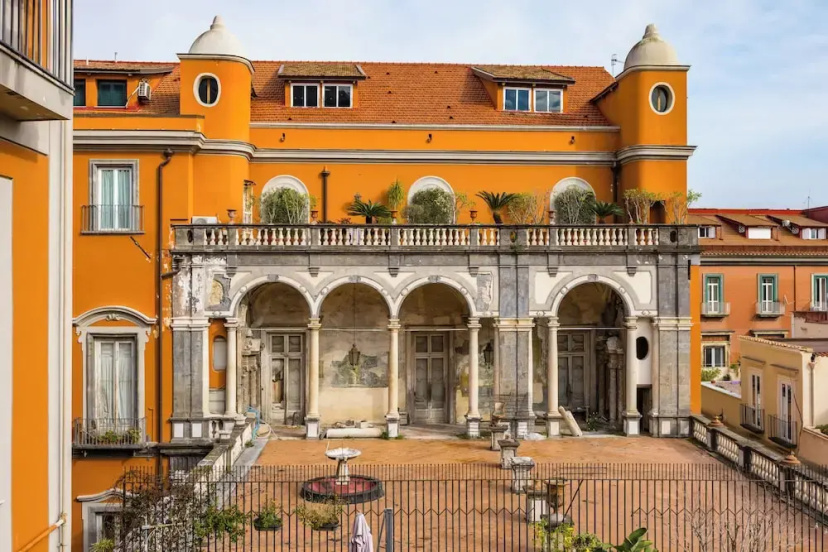 Palazzo Maddaloni Sweet Home By Napoliapartments — отель с удобствами в Неаполе