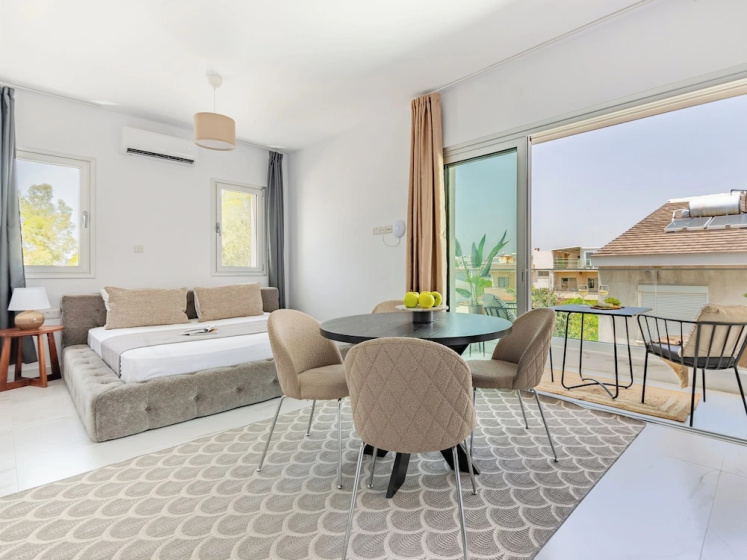 Sanders Cruise - Elegant Studio Apt With Balcony — забронировать отель в Лимассол