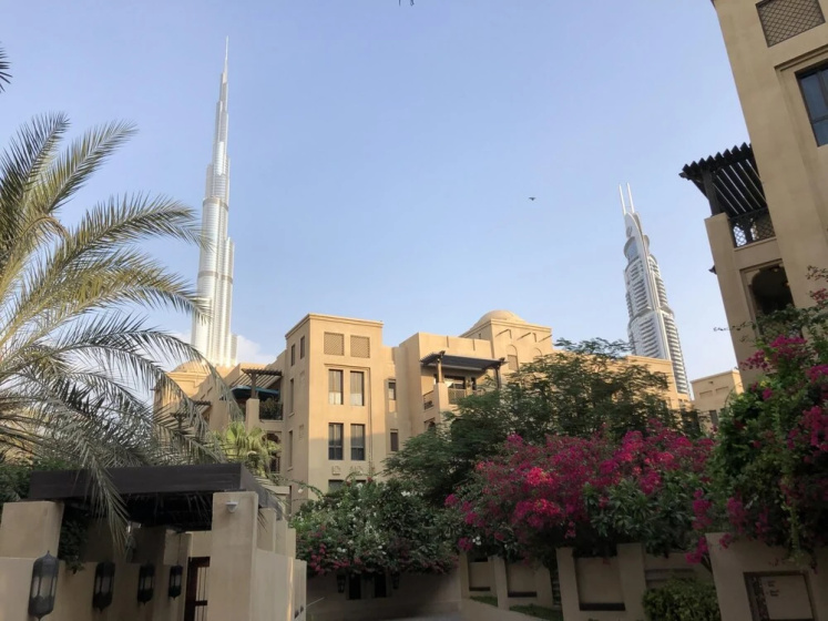 Downtown Apartment With Huge Terrace and Burj Khalifa Views — забронировать отель в Дубае