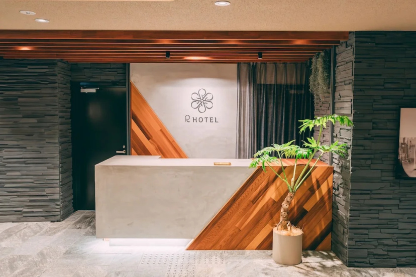 R Hotel Honmachi — отель с удобным расположением в Осаке