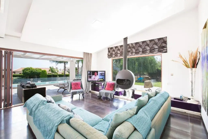 Villa Protaras Sunshine Stylish 4BDR Villa with Pool Close to Fig Tree Bay Beach — отель с удобным расположением в Протарас