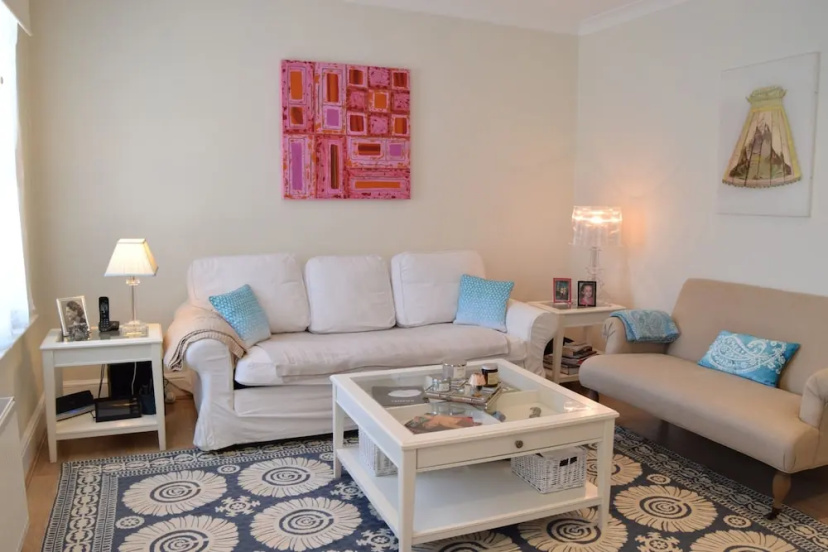 2 Bedroom House in Chelsea — забронировать отель в Лондоне