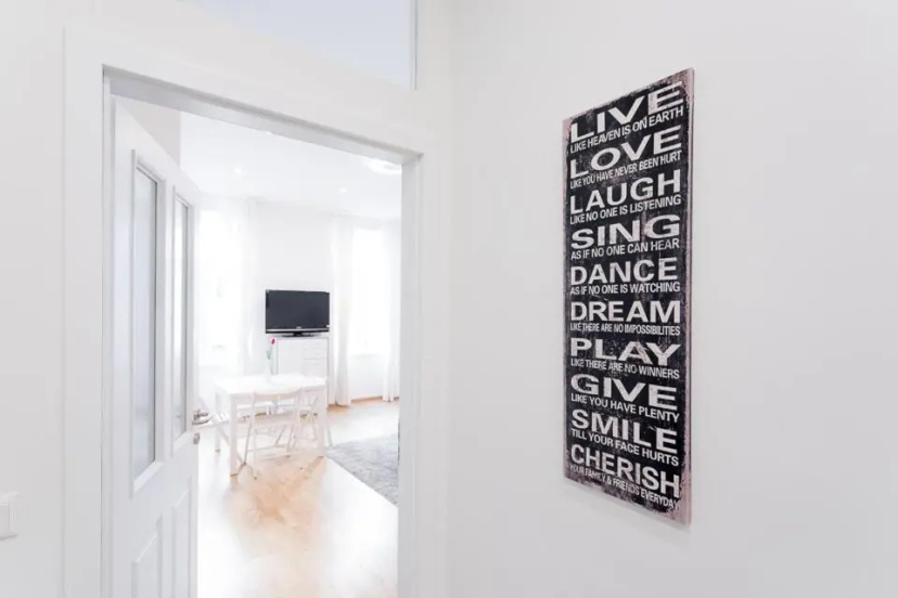 Bright Red Heart Apartment in Leopoldstadt — отель с удобным расположением в вене