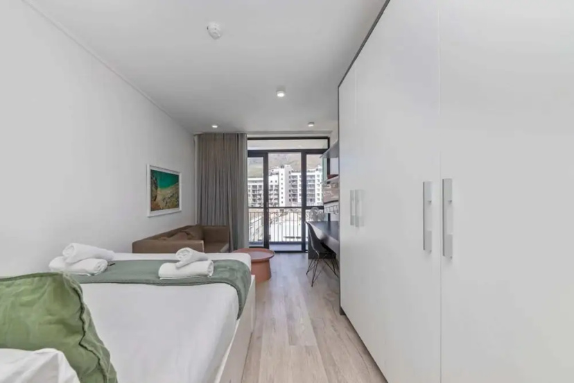 Stunning Studio Apartment With Balcony, Woodstock! — отель с удобным расположением в Кейптауне