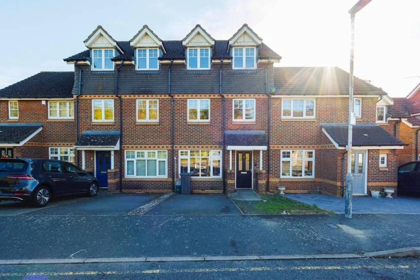 Large 4 Bed Townhouse in Uxbridge Sleeps 9 2 — отель в Лондоне, Соединенное Королевство