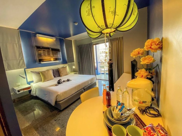 Room-hotel With Balcony in Phukettown — отель с удобствами в Пхукете