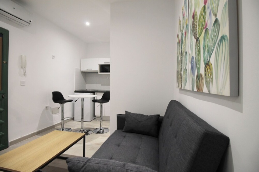 Apartamento con Puerta a la Calle en Bajos con A/C SANBEX — отель с удобствами в Мадриде
