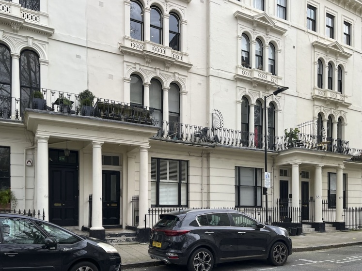 The Bayswater Gardens - Bright & Central 3BDR Home in Bayswater — отель с удобствами в Лондоне