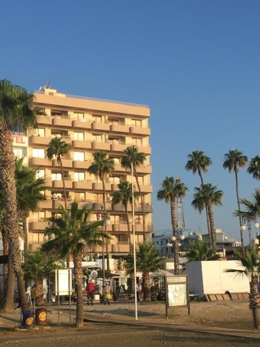 Ithaki Phinikoudes Apartment No. 207 — забронировать отель в Ларнака