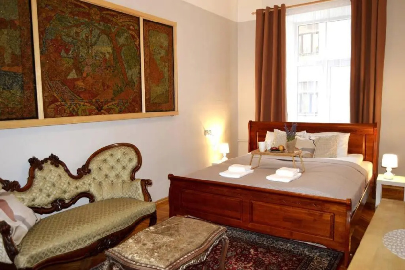 Unique Spacious Classic 3bedroom Midtown Apartment ! FREE parking ! BILLIARD room ! — отель с удобным расположением в риге
