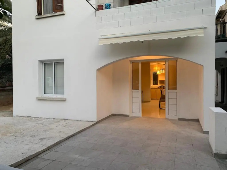 Mari House-close to the beach — отель с удобствами в Пафос