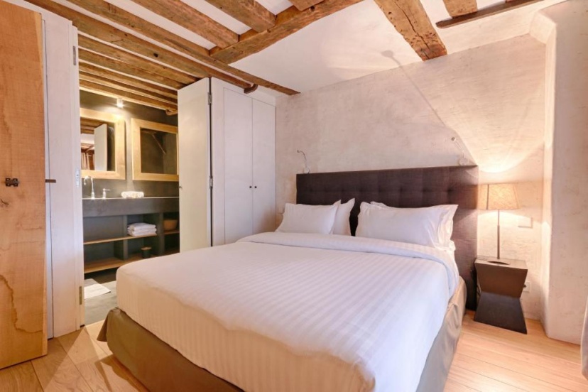 Цены на Outstanding Luxury Flat 4P-Boulevard Saint Germain в Париже