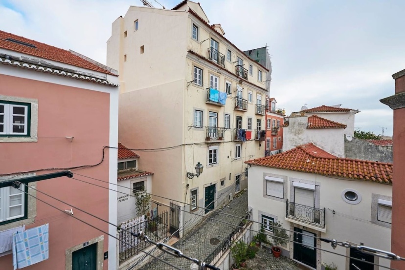 Authentic Apartment in Alfama With Terrace — комфортный отель в Лиссабоне