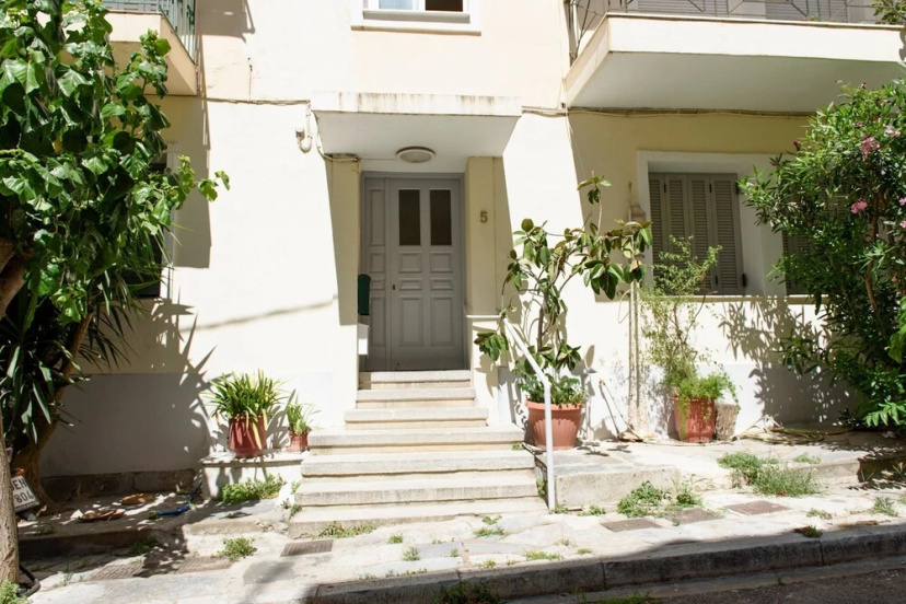 Nice and cosy one bedroom apartment under Lycabettus hill — отель с удобным расположением в Афины