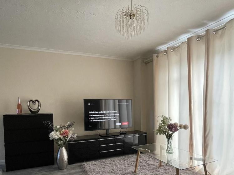 Цены на Enjoy Lovely 4 bed Apartment With Garden в Лондоне
