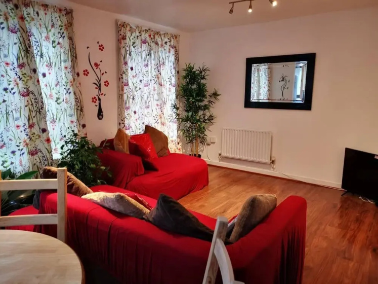 2 Bed Flat - Sleeps 4 - Parking - Wifi — отель с удобным расположением в Лондоне