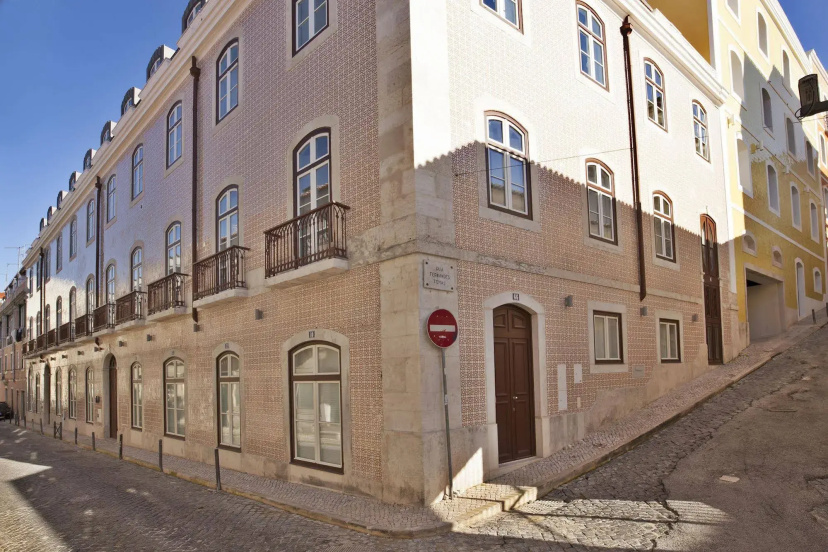 Lisbon Five Stars Apartments Gaivotas 18 — отель с удобствами в Лиссабоне