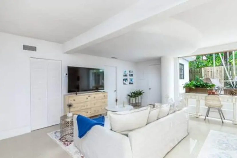 1720 Wa Kee 1B 4 Queen Beds Sleep 8 Pool Parking Wi-fi Patio — отель с удобствами в Майами