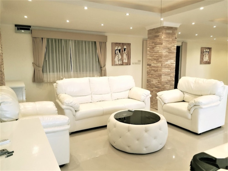 Large, Stylish 2 bed Apartment With Pool Table in Pattaya — забронировать отель в Паттайе