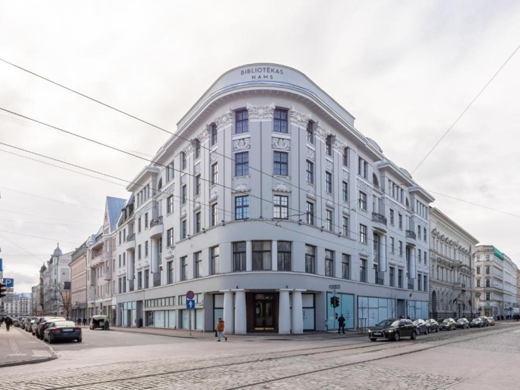 Sunny & Quiet Former Library Apartment — отель с удобным расположением в риге