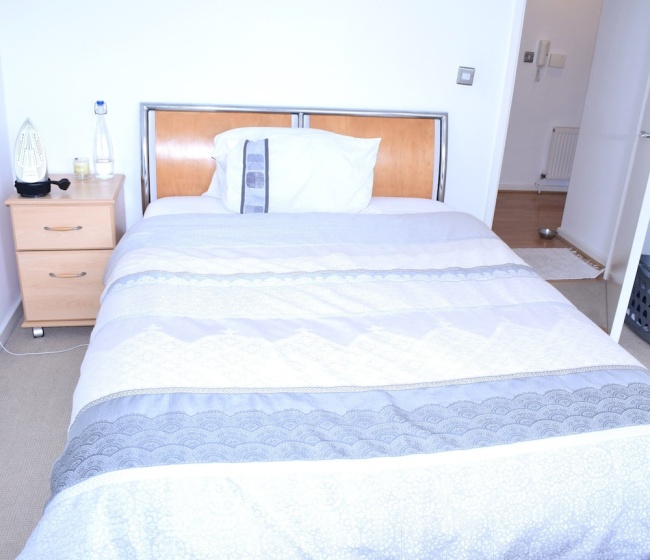 Spacious 1 Bedroom Apartment Overlooking Haggerston Park — забронировать отель в Лондоне