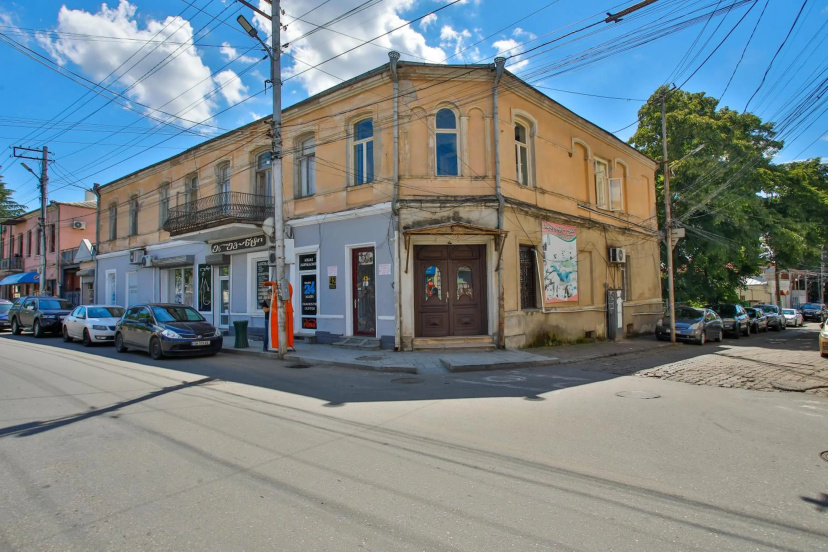 Entire apartment hosted by Keti — отель с удобствами в Кутаиси