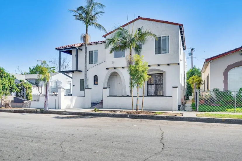 7 Mi to Downtown: East Los Angeles Apartment — отель с удобствами в Лос-Анджелесе