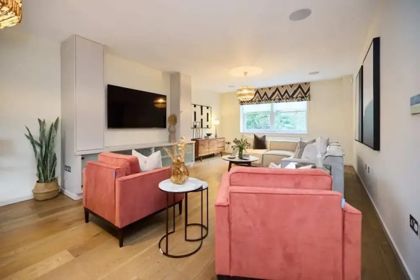 The South Hampstead Hideaway - Stylish 6bdr Home — отель с удобствами в Лондоне