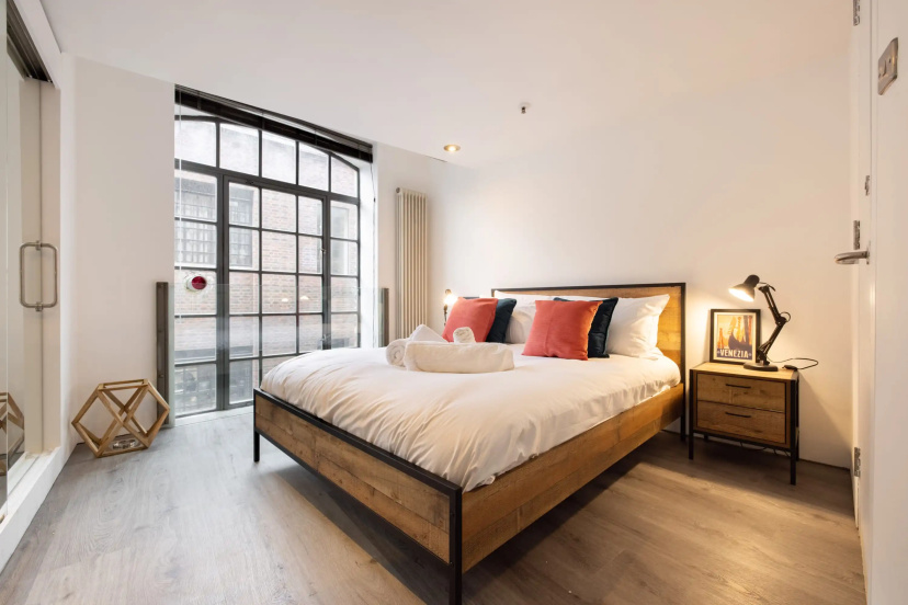 Цены на Central Soho Warehouse Loft with Concierge в Лондоне