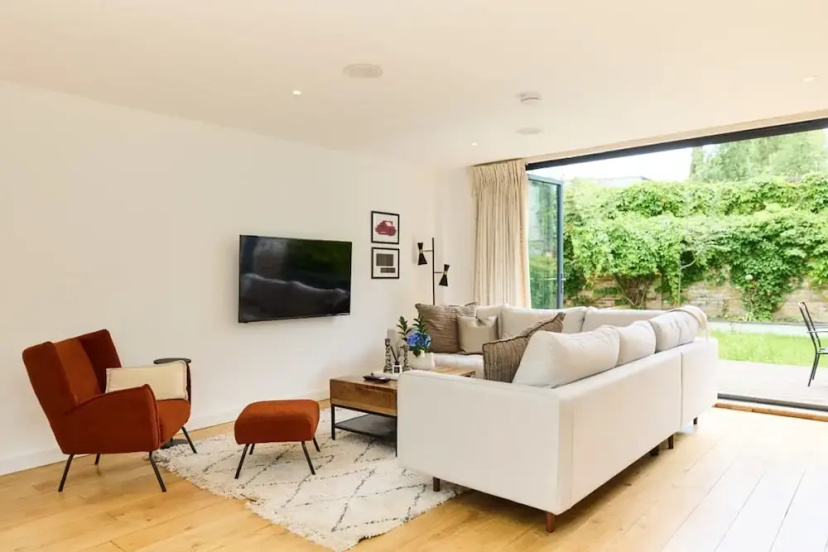 The Putney Wonder - Dazzling 3bdr Flat With Garden — отель с удобствами в Лондоне