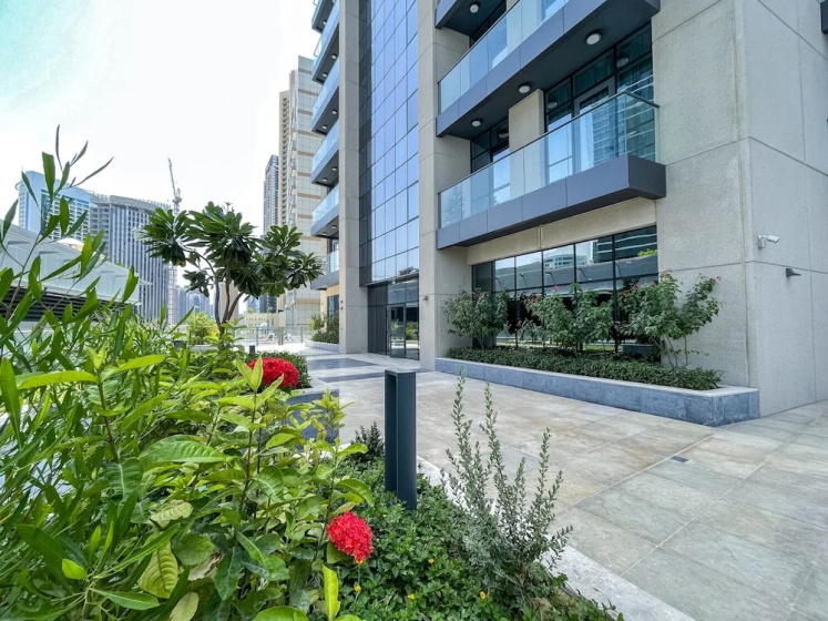 Luxe Apartments near Dubai Mall, Burj Khalifa - Pool, Gym, & Parking by Sojo Stay — комфортный отель в Дубае