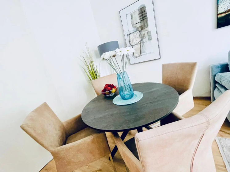 Colorful & Quiet Apartment in Beautiful Viennese Building — отель в вене, Австрия