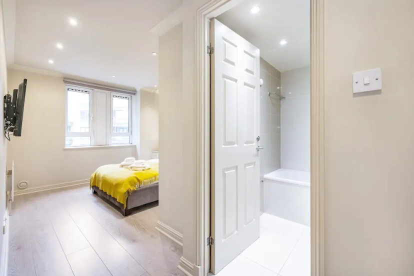 Цены на Beautiful 3-bed in the Heart of London With Parking-hosted by Sweetstay в Лондоне
