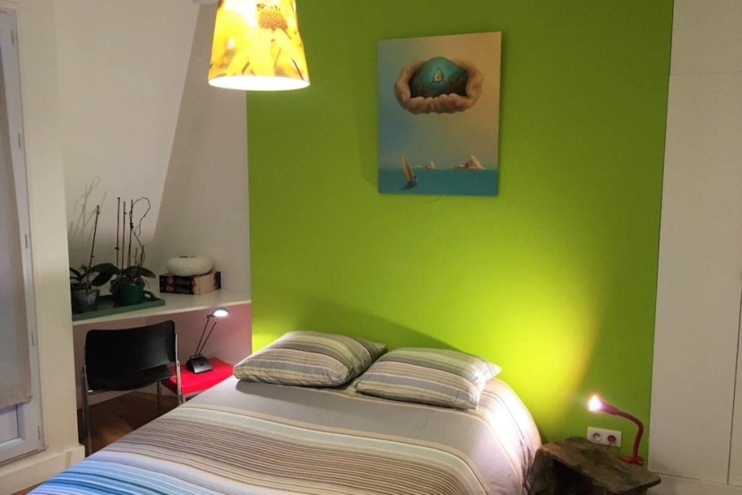 Beautiful Apartment Near Canal St. Martin — отель с удобствами в Париже