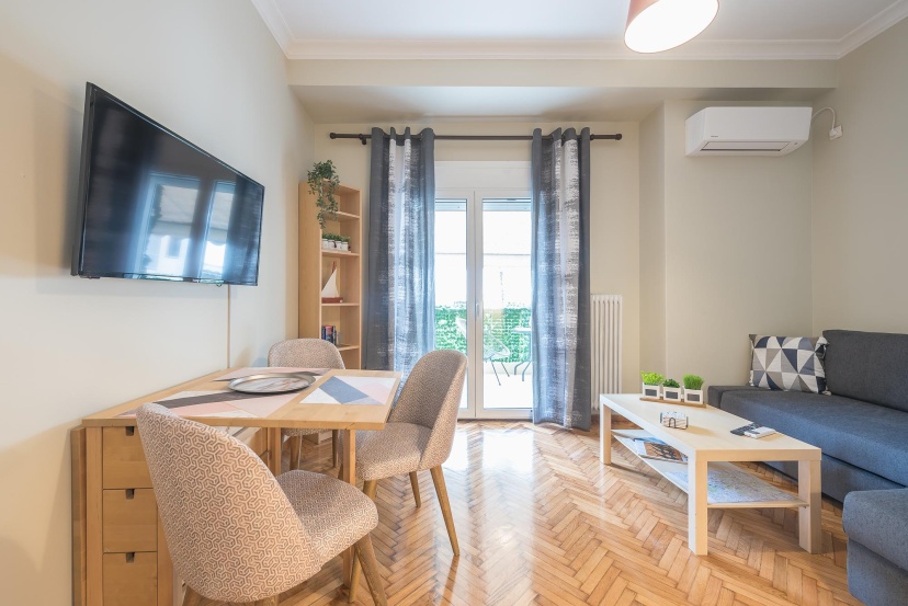 Supreme Suite with balcony by Cloudkeys — отель с удобным расположением в Афины